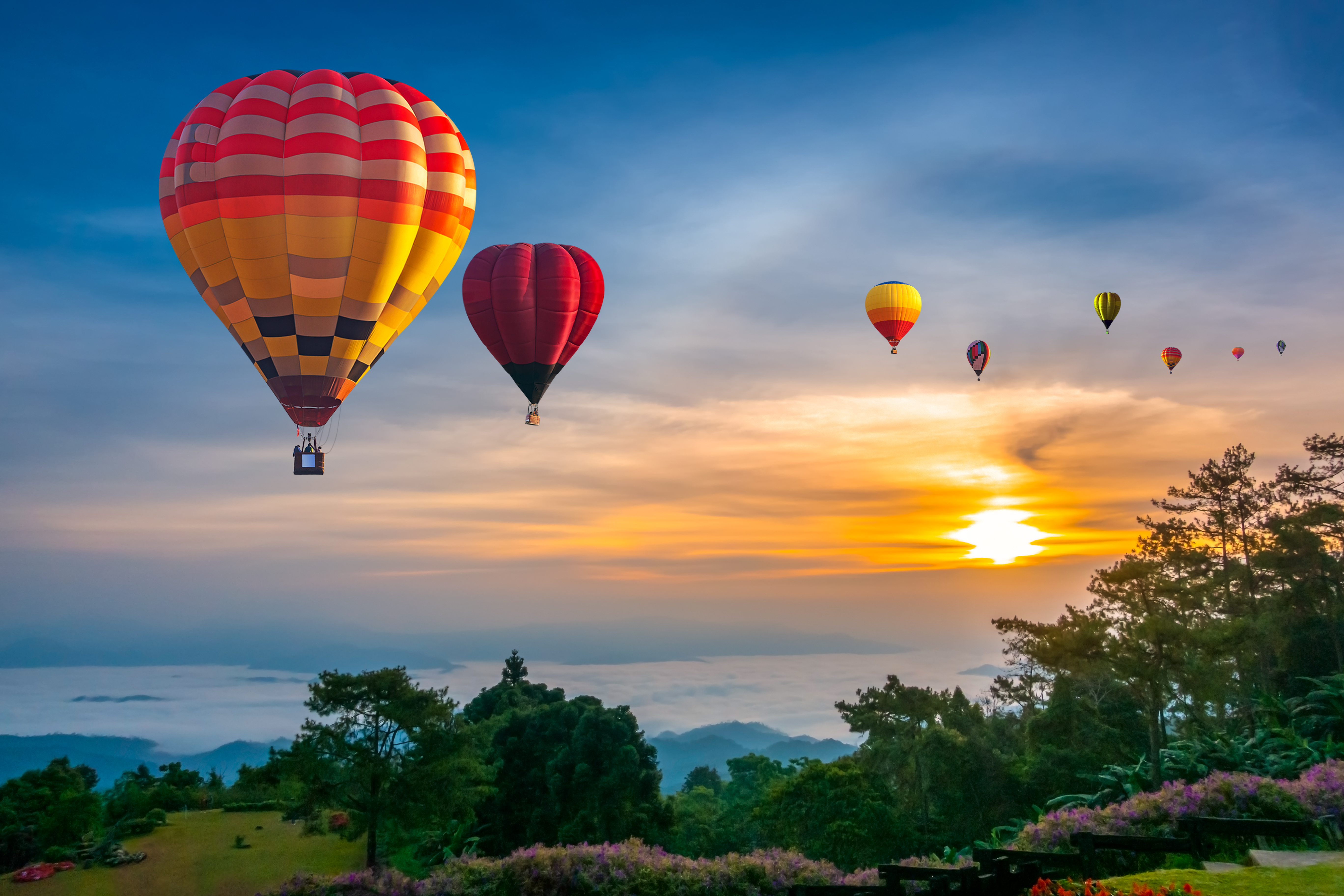 Colorful,Hot,Air,Balloons,Flying,Over,Mountain,At,Huai,Nam