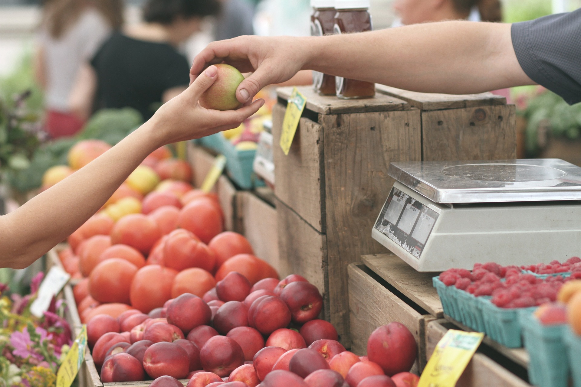 Apples market hands Apples market hands